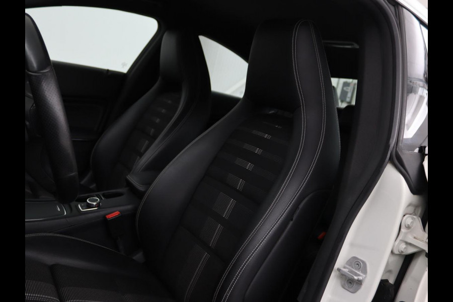 Mercedes-Benz CLA-Klasse 180 Urban | Stoelverwarming | Sportstoelen | Navigatie | Park Assist | Full LED | Half leder | Cruise control | Airco | Bluetooth