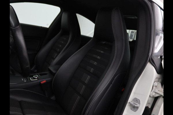 Mercedes-Benz CLA-Klasse 180 Urban | Stoelverwarming | Sportstoelen | Navigatie | Park Assist | Full LED | Half leder | Cruise control | Airco | Bluetooth