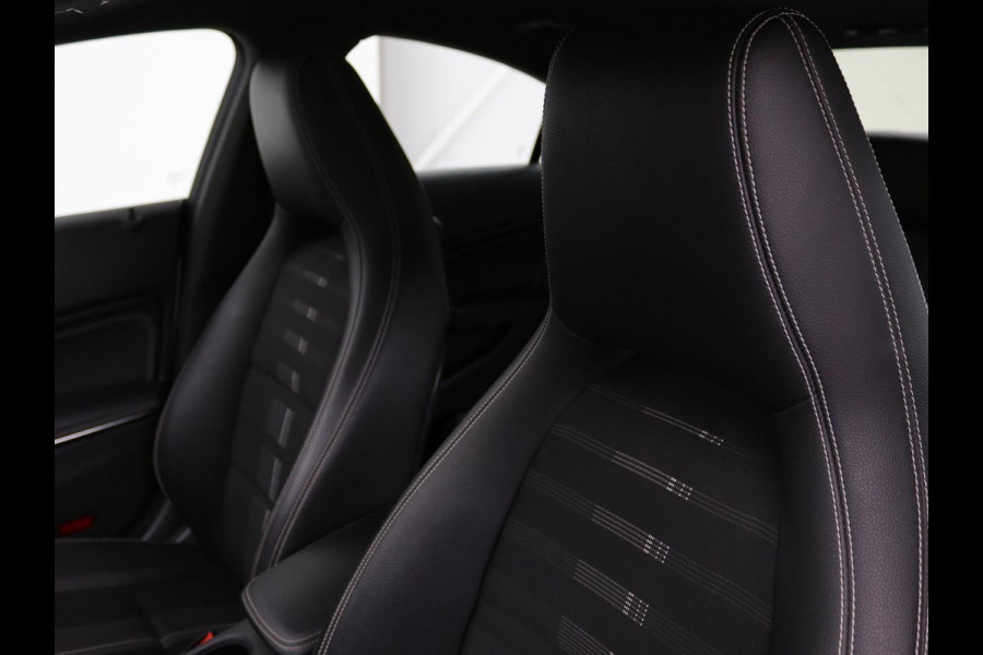 Mercedes-Benz CLA-Klasse 180 Urban | Stoelverwarming | Sportstoelen | Navigatie | Park Assist | Full LED | Half leder | Cruise control | Airco | Bluetooth