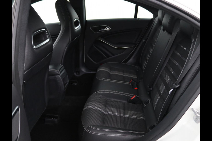 Mercedes-Benz CLA-Klasse 180 Urban | Stoelverwarming | Sportstoelen | Navigatie | Park Assist | Full LED | Half leder | Cruise control | Airco | Bluetooth