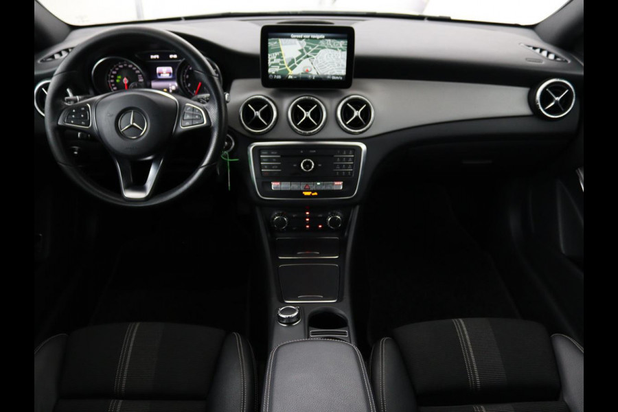 Mercedes-Benz CLA-Klasse 180 Urban | Stoelverwarming | Sportstoelen | Navigatie | Park Assist | Full LED | Half leder | Cruise control | Airco | Bluetooth
