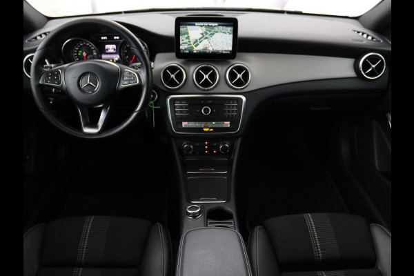 Mercedes-Benz CLA-Klasse 180 Urban | Stoelverwarming | Sportstoelen | Navigatie | Park Assist | Full LED | Half leder | Cruise control | Airco | Bluetooth
