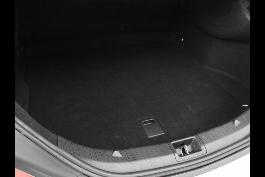 Mercedes-Benz CLA-Klasse 180 Urban | Stoelverwarming | Sportstoelen | Navigatie | Park Assist | Full LED | Half leder | Cruise control | Airco | Bluetooth