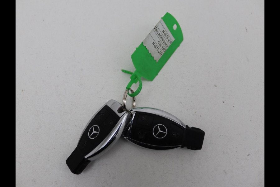 Mercedes-Benz CLA-Klasse 180 Urban | Stoelverwarming | Sportstoelen | Navigatie | Park Assist | Full LED | Half leder | Cruise control | Airco | Bluetooth