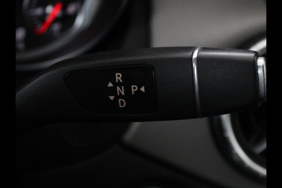 Mercedes-Benz CLA-Klasse 180 Urban | Stoelverwarming | Sportstoelen | Navigatie | Park Assist | Full LED | Half leder | Cruise control | Airco | Bluetooth