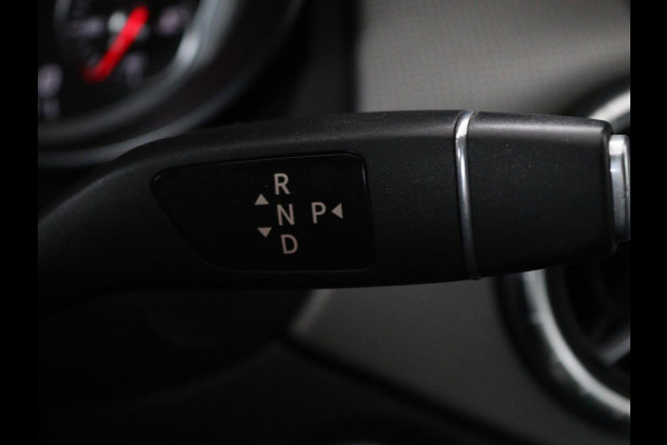 Mercedes-Benz CLA-Klasse 180 Urban | Stoelverwarming | Sportstoelen | Navigatie | Park Assist | Full LED | Half leder | Cruise control | Airco | Bluetooth