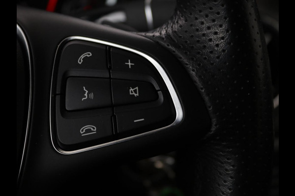 Mercedes-Benz CLA-Klasse 180 Urban | Stoelverwarming | Sportstoelen | Navigatie | Park Assist | Full LED | Half leder | Cruise control | Airco | Bluetooth
