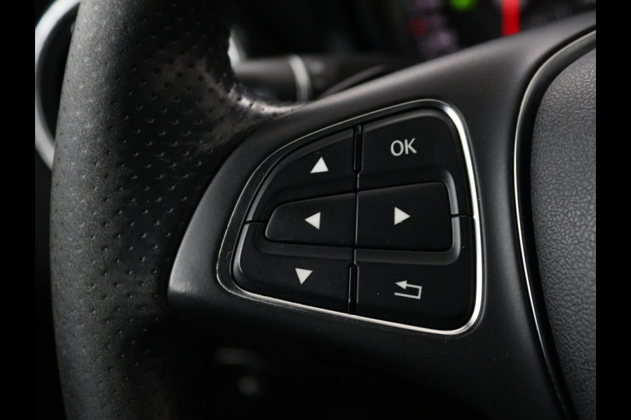Mercedes-Benz CLA-Klasse 180 Urban | Stoelverwarming | Sportstoelen | Navigatie | Park Assist | Full LED | Half leder | Cruise control | Airco | Bluetooth