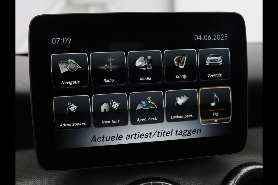 Mercedes-Benz CLA-Klasse 180 Urban | Stoelverwarming | Sportstoelen | Navigatie | Park Assist | Full LED | Half leder | Cruise control | Airco | Bluetooth