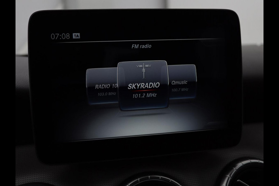 Mercedes-Benz CLA-Klasse 180 Urban | Stoelverwarming | Sportstoelen | Navigatie | Park Assist | Full LED | Half leder | Cruise control | Airco | Bluetooth