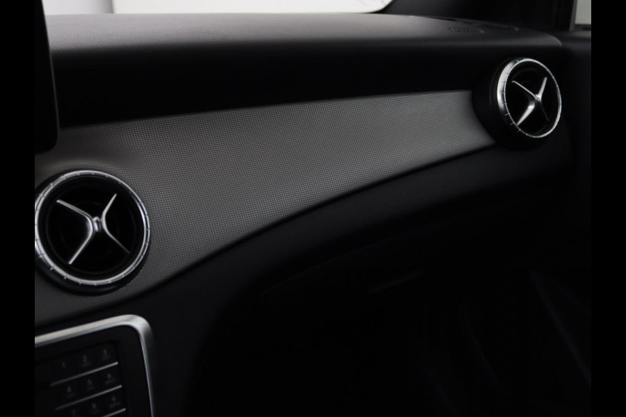 Mercedes-Benz CLA-Klasse 180 Urban | Stoelverwarming | Sportstoelen | Navigatie | Park Assist | Full LED | Half leder | Cruise control | Airco | Bluetooth