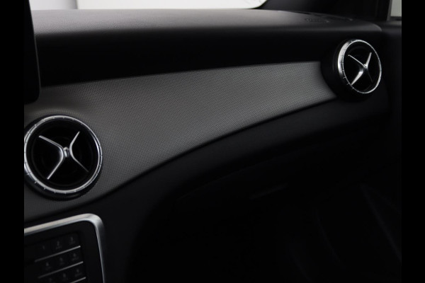 Mercedes-Benz CLA-Klasse 180 Urban | Stoelverwarming | Sportstoelen | Navigatie | Park Assist | Full LED | Half leder | Cruise control | Airco | Bluetooth