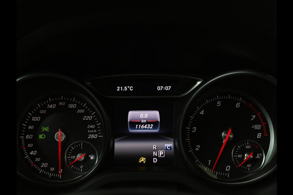 Mercedes-Benz CLA-Klasse 180 Urban | Stoelverwarming | Sportstoelen | Navigatie | Park Assist | Full LED | Half leder | Cruise control | Airco | Bluetooth