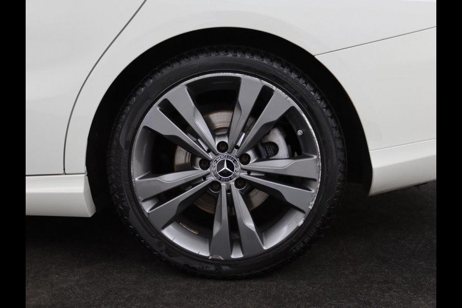Mercedes-Benz CLA-Klasse 180 Urban | Stoelverwarming | Sportstoelen | Navigatie | Park Assist | Full LED | Half leder | Cruise control | Airco | Bluetooth