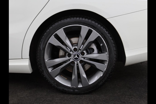Mercedes-Benz CLA-Klasse 180 Urban | Stoelverwarming | Sportstoelen | Navigatie | Park Assist | Full LED | Half leder | Cruise control | Airco | Bluetooth