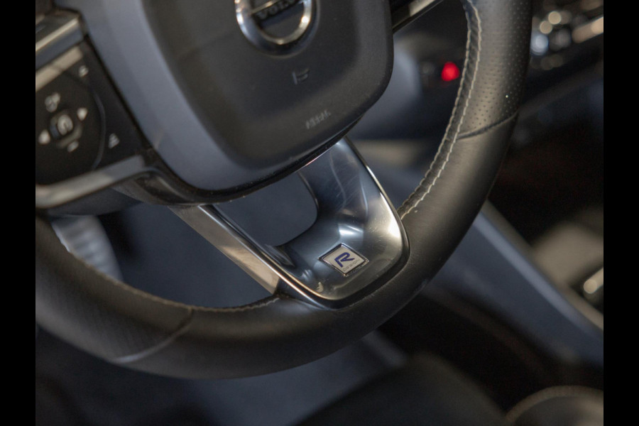 Volvo XC40 2.0 T5 AWD R-Design / 247pk / Trekhaak / Harman kardon / Stoelverwarming voor en achter /