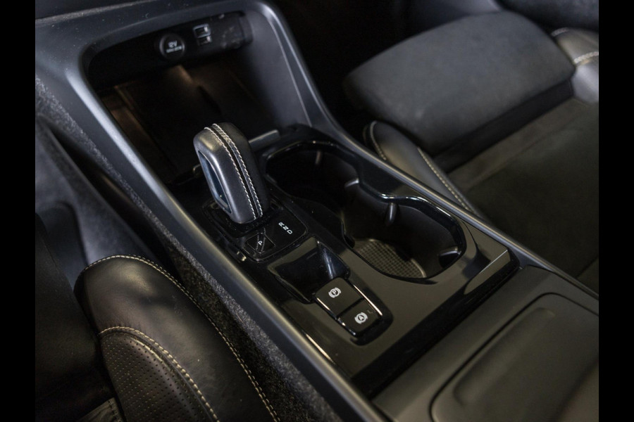 Volvo XC40 2.0 T5 AWD R-Design / 247pk / Trekhaak / Harman kardon / Stoelverwarming voor en achter /
