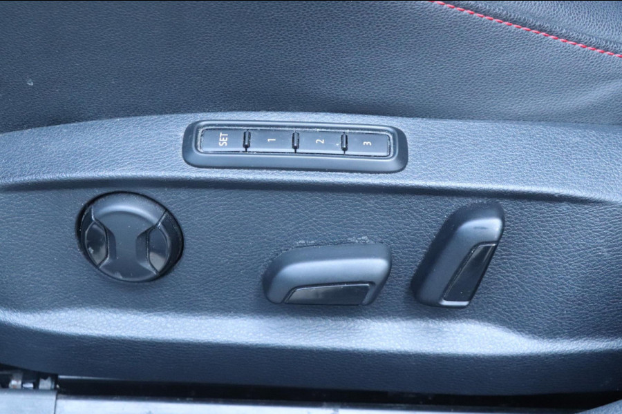 Volkswagen Golf 2.0 TSI GTI Performance | PANO / VIRT. COCKPIT / KEYLESS / CAMERA