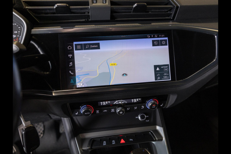 Audi Q3 35 TFSI Advanced / 150pk / Panorama dak / Stoelverwarming / Leder /