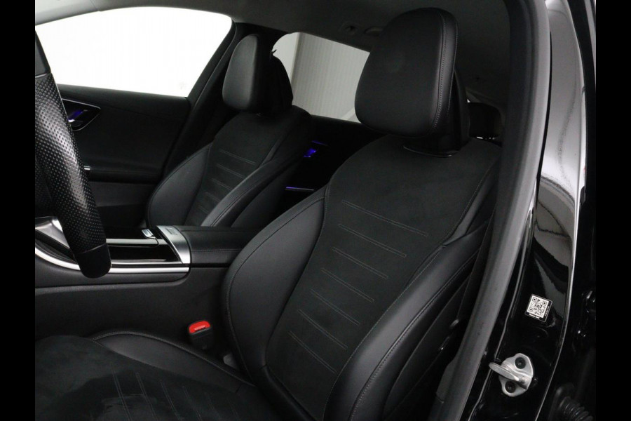 Mercedes-Benz C-Klasse 300e AMG Night | Adaptive cruise | Stoelverwarming | Trekhaak | Carplay | Camera | Sfeerverlichting | Full LED