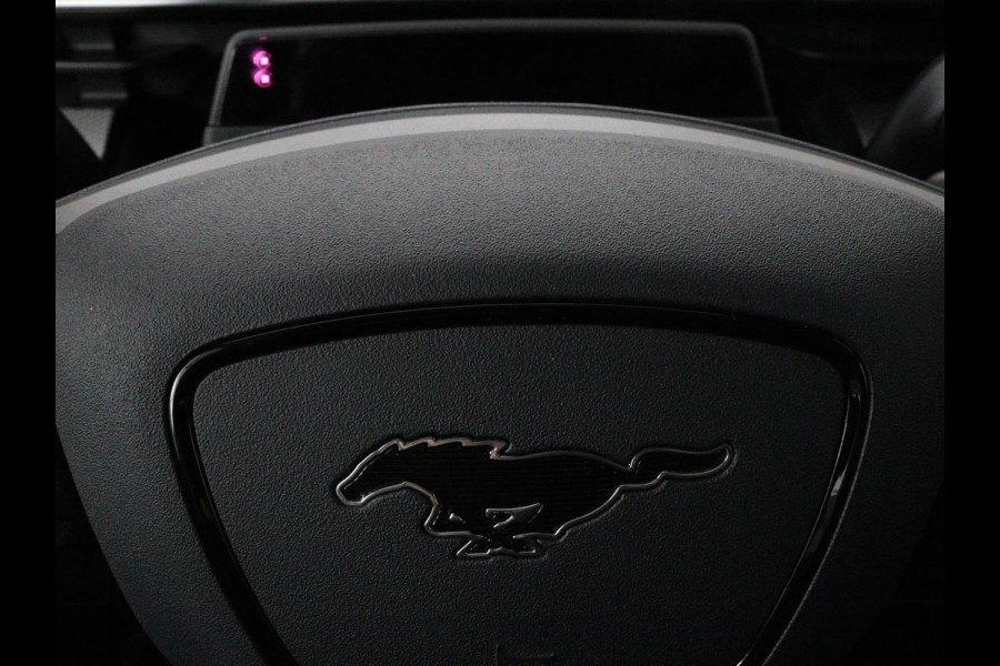 Ford Mustang Mach-E 360 camera | Stoelverwarming | Adaptive cruise | B 360 camera | Stoelverwarming | Adaptive cruise | B&O | Stuurverwarming | Leder