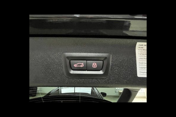 BMW 5 Serie Touring 530e M-SPORT ** LASER, LEDER, PANORAMA, TREKH, CARBON SCHWARZ ** € 37.000,= onder NP - Ex BMW-AG **