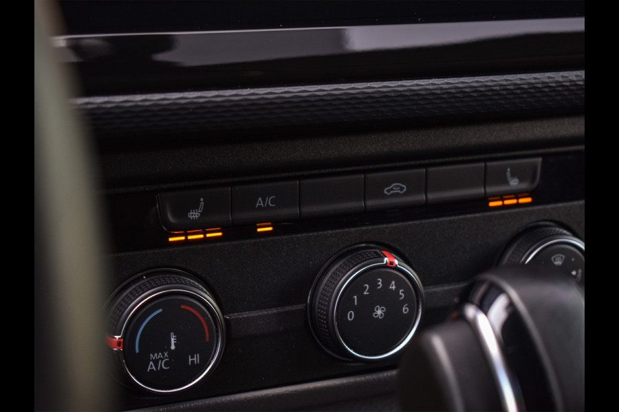 Volkswagen Transporter 2.0 TDI L2H3 BULLI | 3 ZITS | TREKHAAK | ACHTERUITRIJCAMERA | VIRTUAL COCKPIT | LAADRUIMTE BEKLEED | STOELVERWARMING