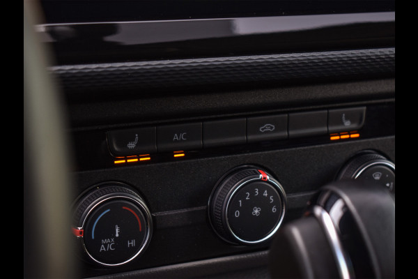 Volkswagen Transporter 2.0 TDI L2H3 BULLI | 3 ZITS | TREKHAAK | ACHTERUITRIJCAMERA | VIRTUAL COCKPIT | LAADRUIMTE BEKLEED | STOELVERWARMING