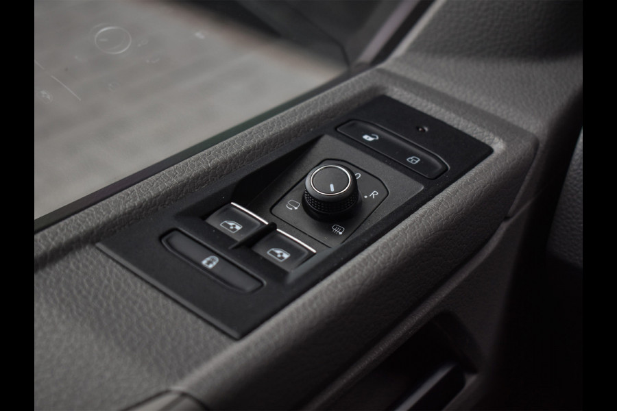 Volkswagen Transporter 2.0 TDI L2H3 BULLI | 3 ZITS | TREKHAAK | ACHTERUITRIJCAMERA | VIRTUAL COCKPIT | LAADRUIMTE BEKLEED | STOELVERWARMING