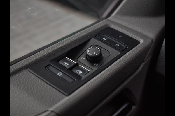 Volkswagen Transporter 2.0 TDI L2H3 BULLI | 3 ZITS | TREKHAAK | ACHTERUITRIJCAMERA | VIRTUAL COCKPIT | LAADRUIMTE BEKLEED | STOELVERWARMING