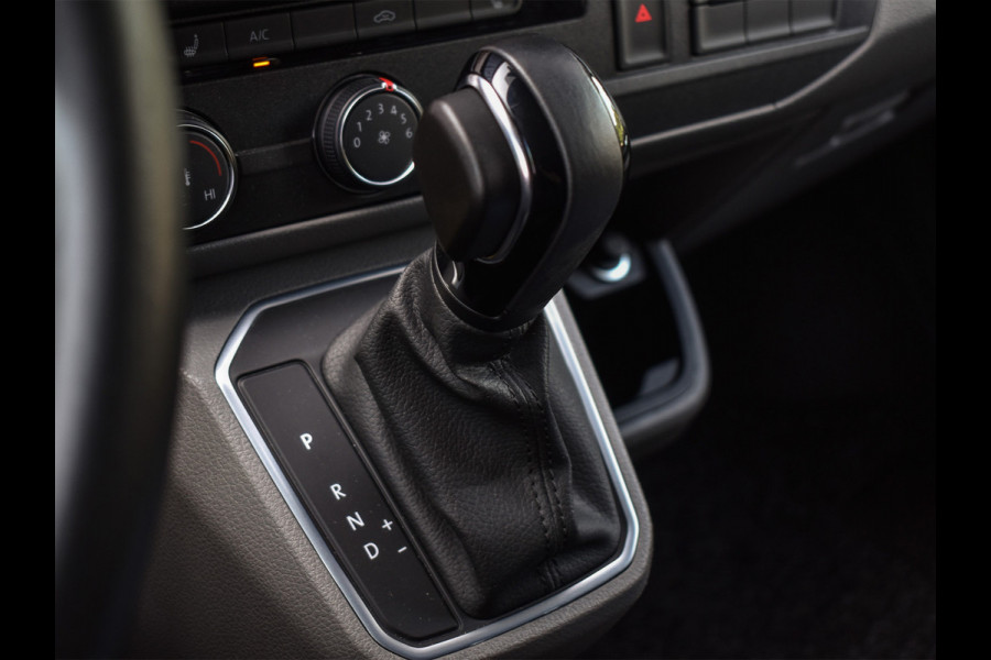 Volkswagen Transporter 2.0 TDI L2H3 BULLI | 3 ZITS | TREKHAAK | ACHTERUITRIJCAMERA | VIRTUAL COCKPIT | LAADRUIMTE BEKLEED | STOELVERWARMING