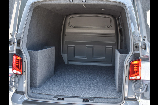 Volkswagen Transporter 2.0 TDI L2H3 BULLI | 3 ZITS | TREKHAAK | ACHTERUITRIJCAMERA | VIRTUAL COCKPIT | LAADRUIMTE BEKLEED | STOELVERWARMING