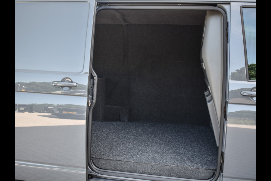 Volkswagen Transporter 2.0 TDI L2H3 BULLI | 3 ZITS | TREKHAAK | ACHTERUITRIJCAMERA | VIRTUAL COCKPIT | LAADRUIMTE BEKLEED | STOELVERWARMING