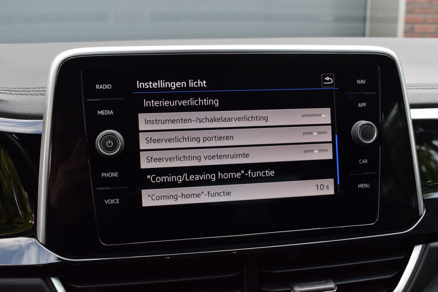 Volkswagen T-Roc 1.5 TSI 150pk DSG R-Line | Panoramadak | Trekhaak