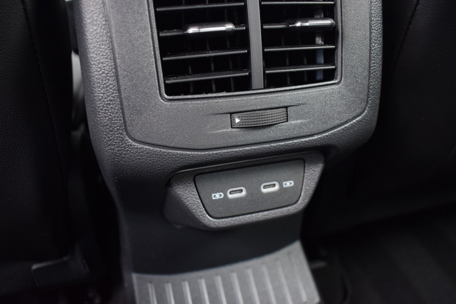 Volkswagen T-Roc 1.5 TSI 150pk DSG R-Line | Panoramadak | Trekhaak