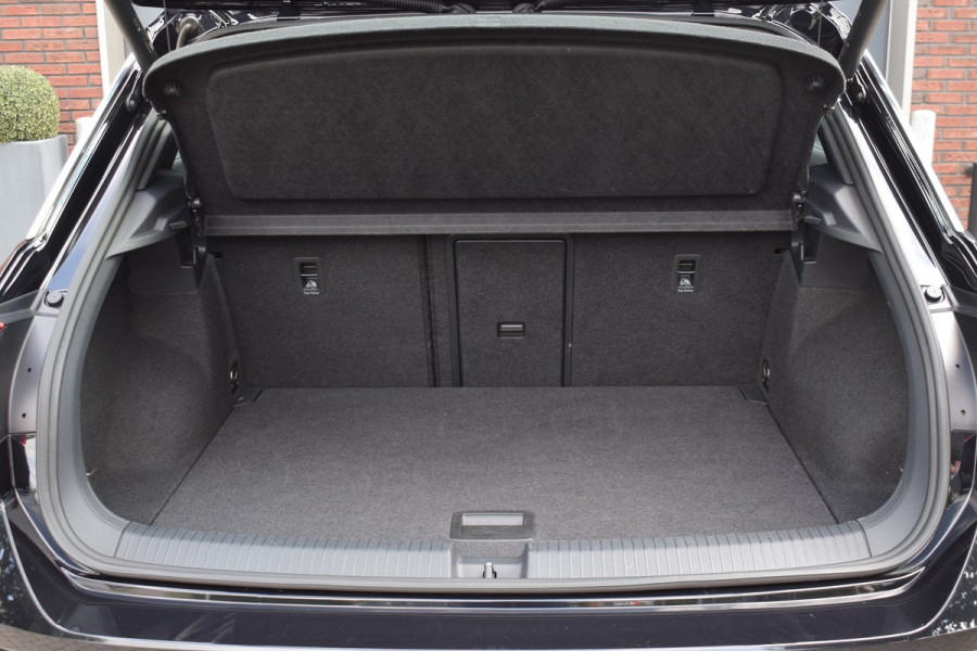 Volkswagen T-Roc 1.5 TSI 150pk DSG R-Line | Panoramadak | Trekhaak