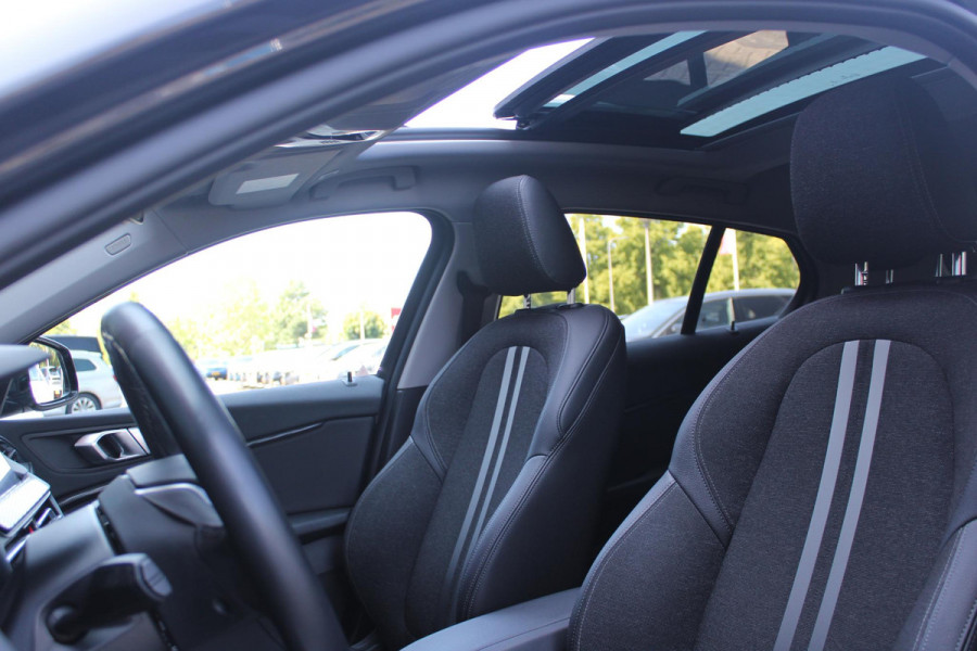 BMW 1-serie 118i 140PK AUTOMAAT EXECUTIVE EDITION | PANORAMISCH SCHUIF/KANTELKDAK | AFNEEMBARE TREKHAAK | DRAADLOZE TELEFOONLADER | DRAADLOZE APPLE CARPLAY/ANDROID AUTO | NAVIGATIE | ACHTERUITRIJ CAMERA | PARKEERSENSOREN VOOR EN ACHTER | CRUISE CONTROL | FULL LED KOPLAMPEN | CLIMATE CONTROL | ALL SEASON BANDEN | 17" LICHTMETALEN VELGEN |