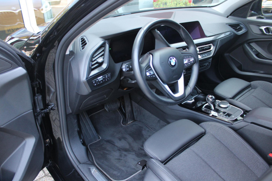 BMW 1-serie 118i 140PK AUTOMAAT EXECUTIVE EDITION | PANORAMISCH SCHUIF/KANTELKDAK | AFNEEMBARE TREKHAAK | DRAADLOZE TELEFOONLADER | DRAADLOZE APPLE CARPLAY/ANDROID AUTO | NAVIGATIE | ACHTERUITRIJ CAMERA | PARKEERSENSOREN VOOR EN ACHTER | CRUISE CONTROL | FULL LED KOPLAMPEN | CLIMATE CONTROL | ALL SEASON BANDEN | 17" LICHTMETALEN VELGEN |