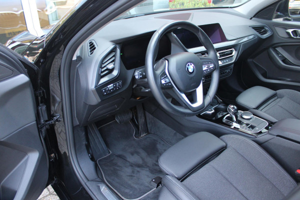 BMW 1-serie 118i 140PK AUTOMAAT EXECUTIVE EDITION | PANORAMISCH SCHUIF/KANTELKDAK | AFNEEMBARE TREKHAAK | DRAADLOZE TELEFOONLADER | DRAADLOZE APPLE CARPLAY/ANDROID AUTO | NAVIGATIE | ACHTERUITRIJ CAMERA | PARKEERSENSOREN VOOR EN ACHTER | CRUISE CONTROL | FULL LED KOPLAMPEN | CLIMATE CONTROL | ALL SEASON BANDEN | 17" LICHTMETALEN VELGEN |