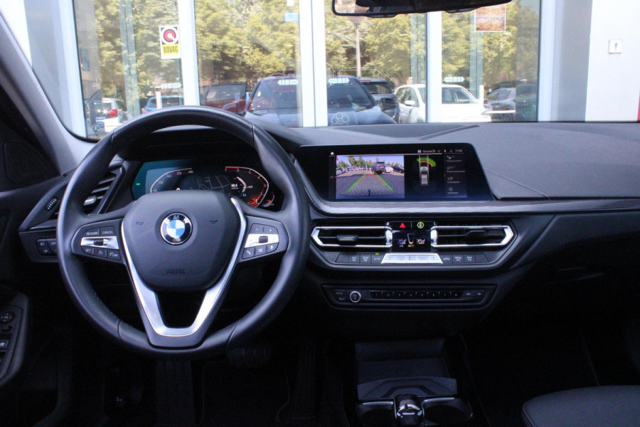 BMW 1-serie 118i 140PK AUTOMAAT EXECUTIVE EDITION | PANORAMISCH SCHUIF/KANTELKDAK | AFNEEMBARE TREKHAAK | DRAADLOZE TELEFOONLADER | DRAADLOZE APPLE CARPLAY/ANDROID AUTO | NAVIGATIE | ACHTERUITRIJ CAMERA | PARKEERSENSOREN VOOR EN ACHTER | CRUISE CONTROL | FULL LED KOPLAMPEN | CLIMATE CONTROL | ALL SEASON BANDEN | 17" LICHTMETALEN VELGEN |