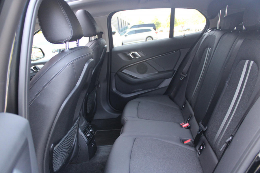 BMW 1-serie 118i 140PK AUTOMAAT EXECUTIVE EDITION | PANORAMISCH SCHUIF/KANTELKDAK | AFNEEMBARE TREKHAAK | DRAADLOZE TELEFOONLADER | DRAADLOZE APPLE CARPLAY/ANDROID AUTO | NAVIGATIE | ACHTERUITRIJ CAMERA | PARKEERSENSOREN VOOR EN ACHTER | CRUISE CONTROL | FULL LED KOPLAMPEN | CLIMATE CONTROL | ALL SEASON BANDEN | 17" LICHTMETALEN VELGEN |