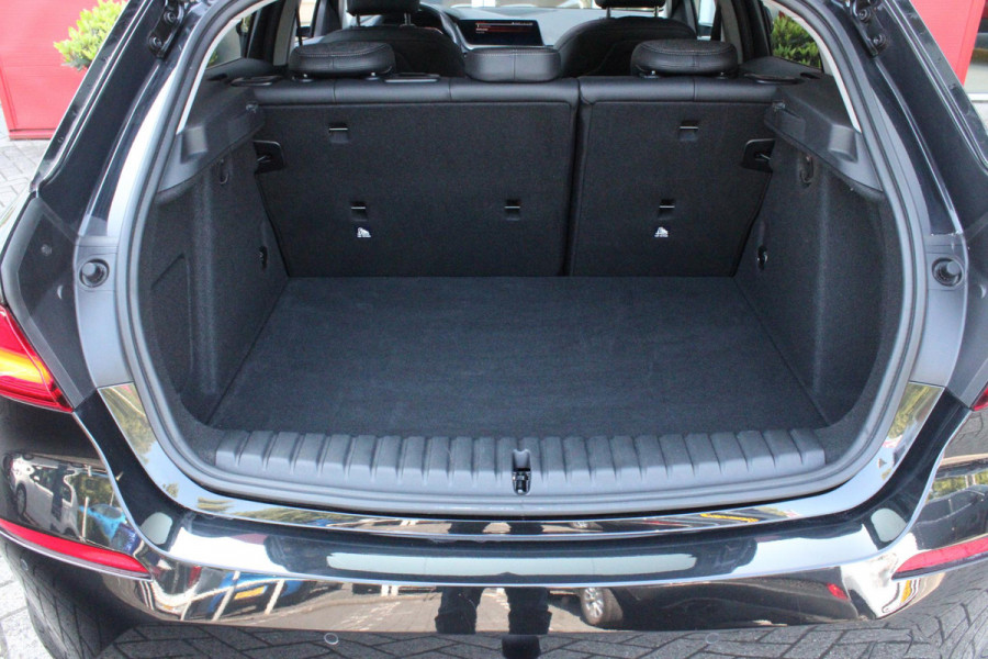 BMW 1-serie 118i 140PK AUTOMAAT EXECUTIVE EDITION | PANORAMISCH SCHUIF/KANTELKDAK | AFNEEMBARE TREKHAAK | DRAADLOZE TELEFOONLADER | DRAADLOZE APPLE CARPLAY/ANDROID AUTO | NAVIGATIE | ACHTERUITRIJ CAMERA | PARKEERSENSOREN VOOR EN ACHTER | CRUISE CONTROL | FULL LED KOPLAMPEN | CLIMATE CONTROL | ALL SEASON BANDEN | 17" LICHTMETALEN VELGEN |