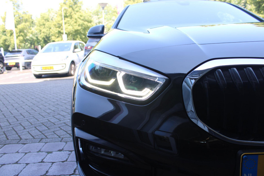 BMW 1-serie 118i 140PK AUTOMAAT EXECUTIVE EDITION | PANORAMISCH SCHUIF/KANTELKDAK | AFNEEMBARE TREKHAAK | DRAADLOZE TELEFOONLADER | DRAADLOZE APPLE CARPLAY/ANDROID AUTO | NAVIGATIE | ACHTERUITRIJ CAMERA | PARKEERSENSOREN VOOR EN ACHTER | CRUISE CONTROL | FULL LED KOPLAMPEN | CLIMATE CONTROL | ALL SEASON BANDEN | 17" LICHTMETALEN VELGEN |