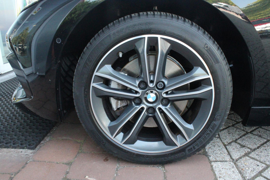 BMW 1-serie 118i 140PK AUTOMAAT EXECUTIVE EDITION | PANORAMISCH SCHUIF/KANTELKDAK | AFNEEMBARE TREKHAAK | DRAADLOZE TELEFOONLADER | DRAADLOZE APPLE CARPLAY/ANDROID AUTO | NAVIGATIE | ACHTERUITRIJ CAMERA | PARKEERSENSOREN VOOR EN ACHTER | CRUISE CONTROL | FULL LED KOPLAMPEN | CLIMATE CONTROL | ALL SEASON BANDEN | 17" LICHTMETALEN VELGEN |