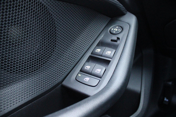 BMW 1-serie 118i 140PK AUTOMAAT EXECUTIVE EDITION | PANORAMISCH SCHUIF/KANTELKDAK | AFNEEMBARE TREKHAAK | DRAADLOZE TELEFOONLADER | DRAADLOZE APPLE CARPLAY/ANDROID AUTO | NAVIGATIE | ACHTERUITRIJ CAMERA | PARKEERSENSOREN VOOR EN ACHTER | CRUISE CONTROL | FULL LED KOPLAMPEN | CLIMATE CONTROL | ALL SEASON BANDEN | 17" LICHTMETALEN VELGEN |