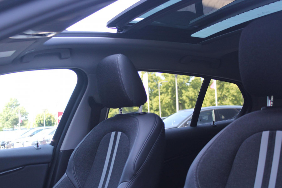BMW 1-serie 118i 140PK AUTOMAAT EXECUTIVE EDITION | PANORAMISCH SCHUIF/KANTELKDAK | AFNEEMBARE TREKHAAK | DRAADLOZE TELEFOONLADER | DRAADLOZE APPLE CARPLAY/ANDROID AUTO | NAVIGATIE | ACHTERUITRIJ CAMERA | PARKEERSENSOREN VOOR EN ACHTER | CRUISE CONTROL | FULL LED KOPLAMPEN | CLIMATE CONTROL | ALL SEASON BANDEN | 17" LICHTMETALEN VELGEN |