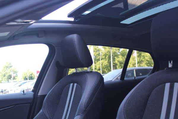 BMW 1-serie 118i 140PK AUTOMAAT EXECUTIVE EDITION | PANORAMISCH SCHUIF/KANTELKDAK | AFNEEMBARE TREKHAAK | DRAADLOZE TELEFOONLADER | DRAADLOZE APPLE CARPLAY/ANDROID AUTO | NAVIGATIE | ACHTERUITRIJ CAMERA | PARKEERSENSOREN VOOR EN ACHTER | CRUISE CONTROL | FULL LED KOPLAMPEN | CLIMATE CONTROL | ALL SEASON BANDEN | 17" LICHTMETALEN VELGEN |