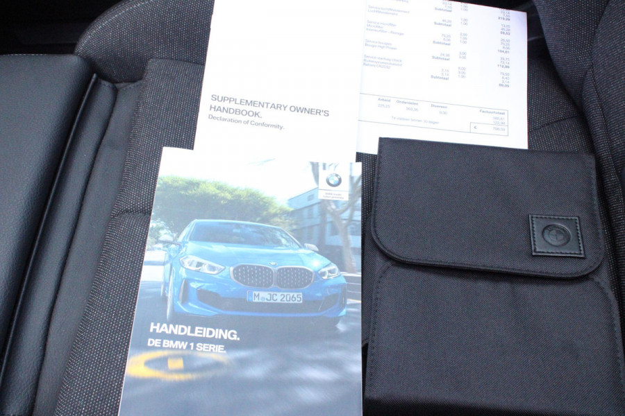 BMW 1-serie 118i 140PK AUTOMAAT EXECUTIVE EDITION | PANORAMISCH SCHUIF/KANTELKDAK | AFNEEMBARE TREKHAAK | DRAADLOZE TELEFOONLADER | DRAADLOZE APPLE CARPLAY/ANDROID AUTO | NAVIGATIE | ACHTERUITRIJ CAMERA | PARKEERSENSOREN VOOR EN ACHTER | CRUISE CONTROL | FULL LED KOPLAMPEN | CLIMATE CONTROL | ALL SEASON BANDEN | 17" LICHTMETALEN VELGEN |