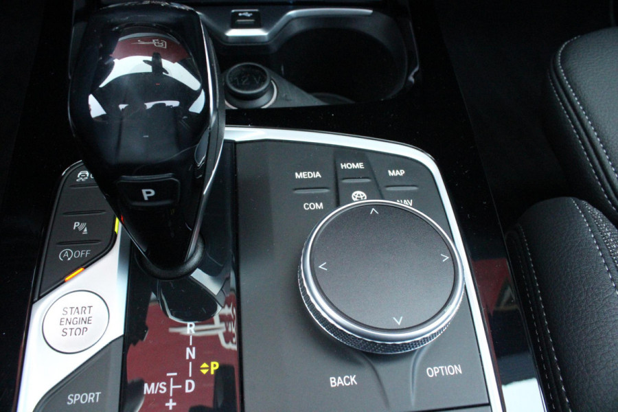 BMW 1-serie 118i 140PK AUTOMAAT EXECUTIVE EDITION | PANORAMISCH SCHUIF/KANTELKDAK | AFNEEMBARE TREKHAAK | DRAADLOZE TELEFOONLADER | DRAADLOZE APPLE CARPLAY/ANDROID AUTO | NAVIGATIE | ACHTERUITRIJ CAMERA | PARKEERSENSOREN VOOR EN ACHTER | CRUISE CONTROL | FULL LED KOPLAMPEN | CLIMATE CONTROL | ALL SEASON BANDEN | 17" LICHTMETALEN VELGEN |