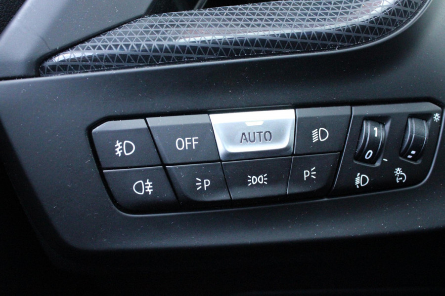 BMW 1-serie 118i 140PK AUTOMAAT EXECUTIVE EDITION | PANORAMISCH SCHUIF/KANTELKDAK | AFNEEMBARE TREKHAAK | DRAADLOZE TELEFOONLADER | DRAADLOZE APPLE CARPLAY/ANDROID AUTO | NAVIGATIE | ACHTERUITRIJ CAMERA | PARKEERSENSOREN VOOR EN ACHTER | CRUISE CONTROL | FULL LED KOPLAMPEN | CLIMATE CONTROL | ALL SEASON BANDEN | 17" LICHTMETALEN VELGEN |